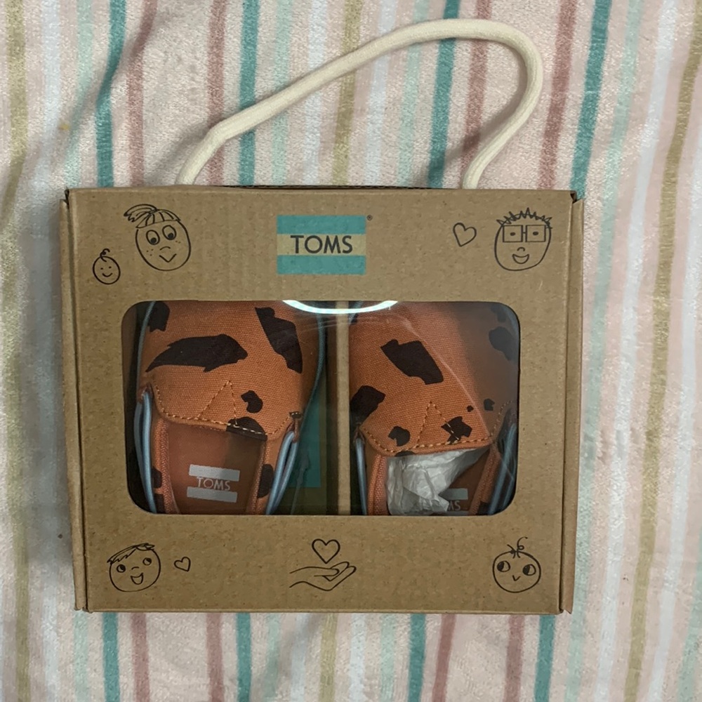 TOMS Lima Coral Stone Age Animal Print Size 2 Brand New In Box